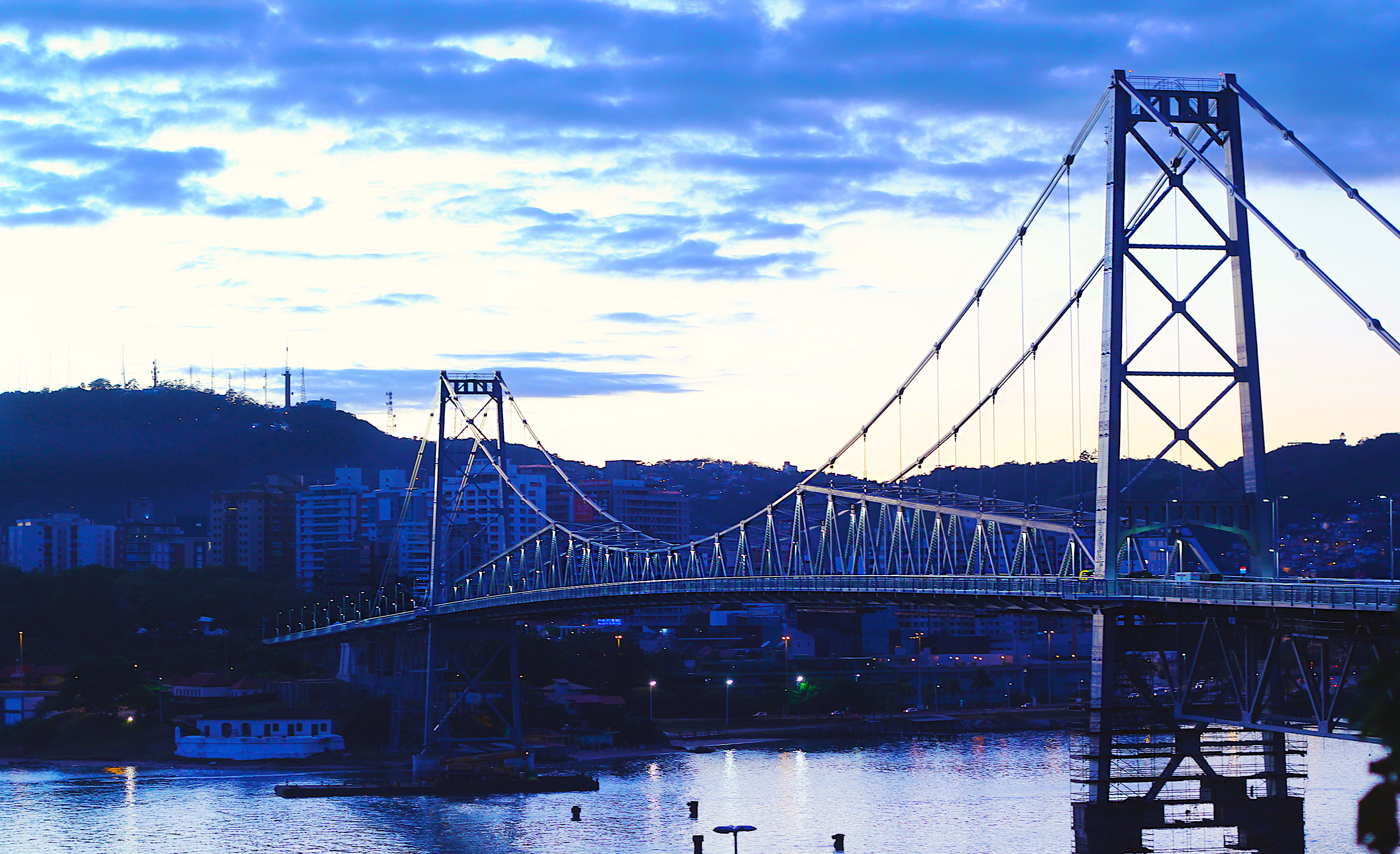 Estrutura metálica e torres da Ponte Hercílio Luz