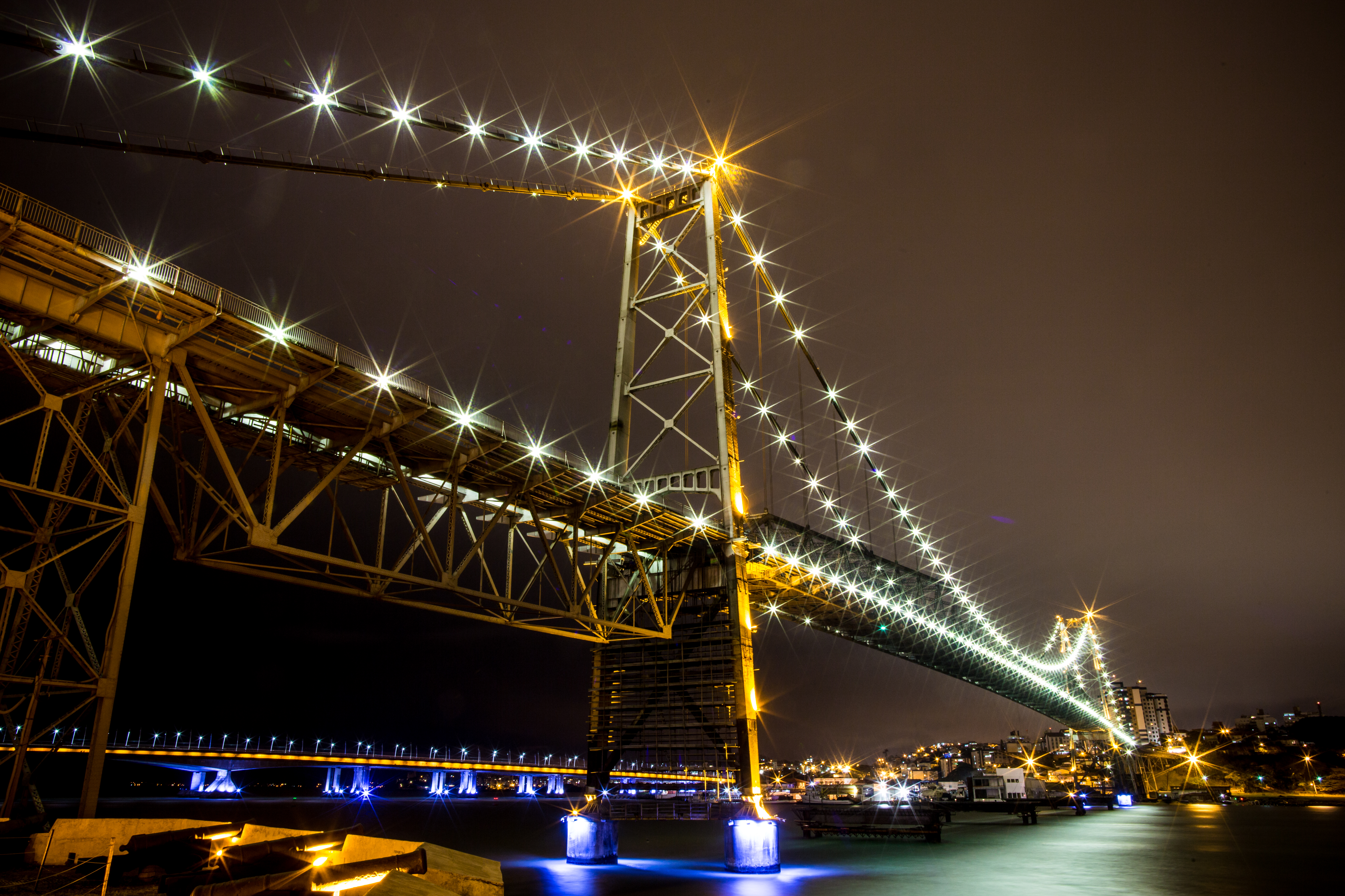 Ponte Hercílio Luz iluminada sobre a baía em Florianópolis