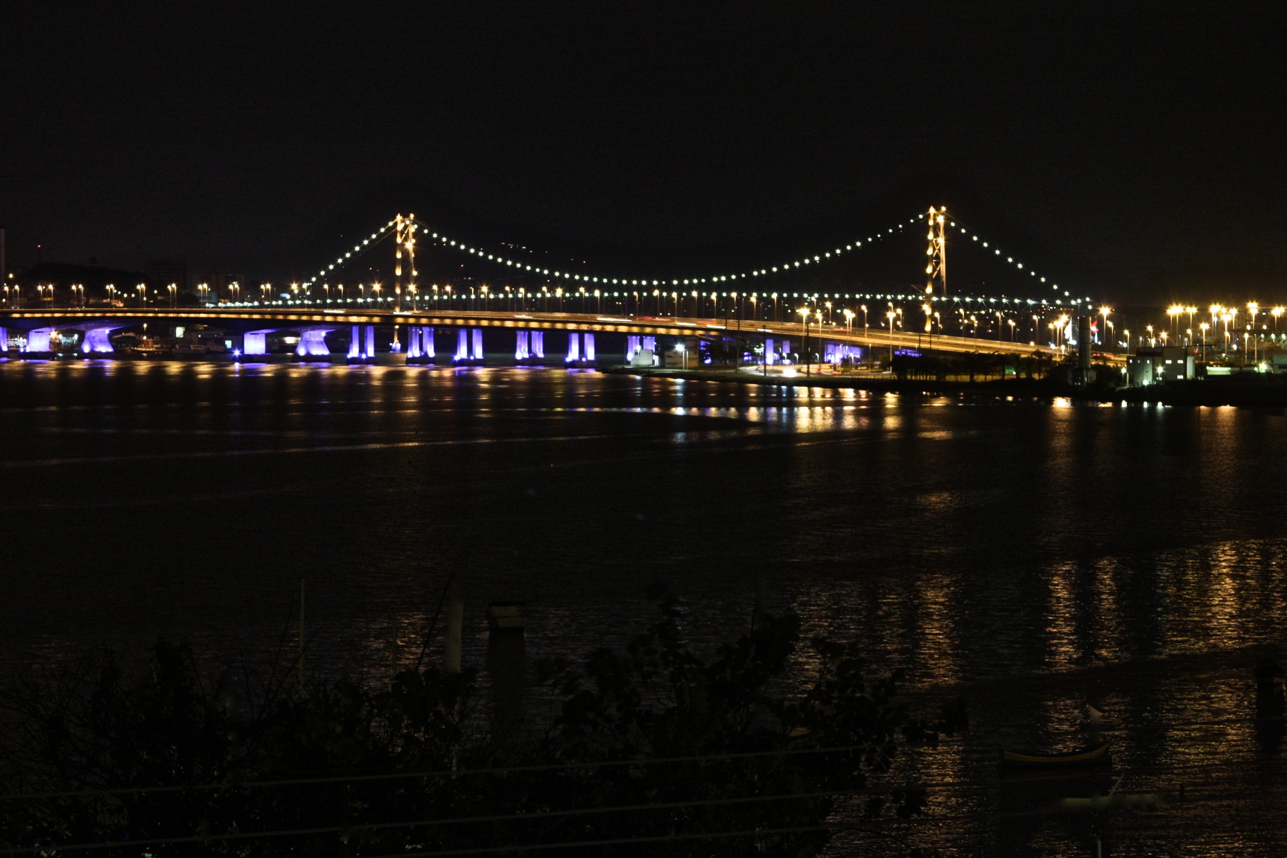 Ponte Hercílio Luz iluminada à noite